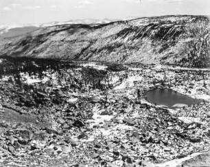 Gebirgslandschaft mit See : Blick vom Hagerman Pass auf einen auf der Trogschulter befindlichen Karsee