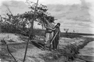 Am Rio Paraná : Mann und ein Junge mit einer Schlange am Rio Paraná.