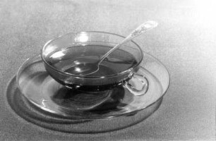 Stilleben mit gläserner Teetasse