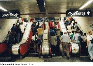 Rolltreppe an der Metrohaltestelle Hauptbahnhof (Stazione Termini)