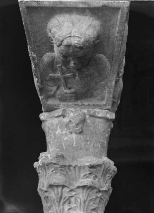 Kämpfer mit figürlichem Dekor: Halbfigur mit Kreuz