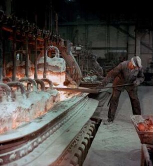 Arbeiter beim Elektrodenwechsel im Elektrochemischen Kombinat Bitterfeld