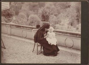Terrasse, Großherzogin Luise mit Enkelkind Prinz Wilhelm von Schweden (?).