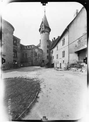 Heldburg (Bad Colberg-Heldburg). Veste Heldburg (Baubeginn 12. Jh.). Jungfernbau, Hauptturm und Kommandantenbau. Hofansicht von Nordost