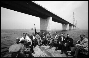 Fehmarnsund: Bootsfahrt mit Kollegen um die Brücke