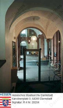 Darmstadt, Hessisches Staatsarchiv im Schloss / Blick durch die Glastür des Staatsarchivs auf den Eingangsbereich der Landes- und Hochschulbibliothek