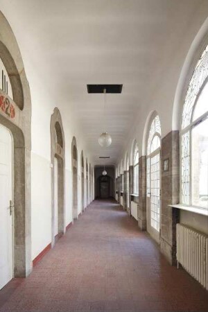 Badehaus 5 — Korridor zwischen Innenhof und Badezellen