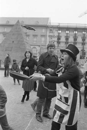 Deutsch-englischer Freundeskreis Karlsruhe. Pfannkuchen-Rennen "pan-cake-race" am schmutzigen Donnerstag auf dem Karlsruher Marktplatz