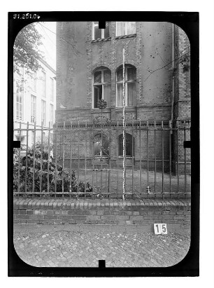 Berlin-Mitte, Hessische Straße 3/4. Humboldt-Universität, Charité (Campus Charité Mitte). Einfriedung