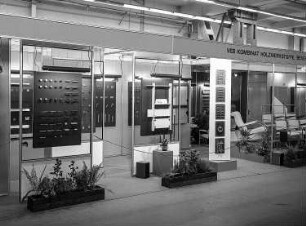 Halle 15. Ausstellungskojen des VEB Kombinat Holzwerkstoffe, Beschläge und Maschinen Leipzig