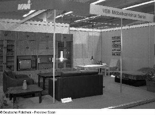 Sitzgruppe Mirella III : Ausstellungskojen des VEB Möbelkombinat Berlin (MKB) mit Wohnzimmermöbeln. Ansicht mit Sitzgruppe "Mirella III