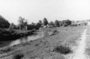 Rothenburg/O.L.-Nieder-Neundorf. Neiße mit ehem. Pappenfabrik im Hintergrund, links das polnische Ufer