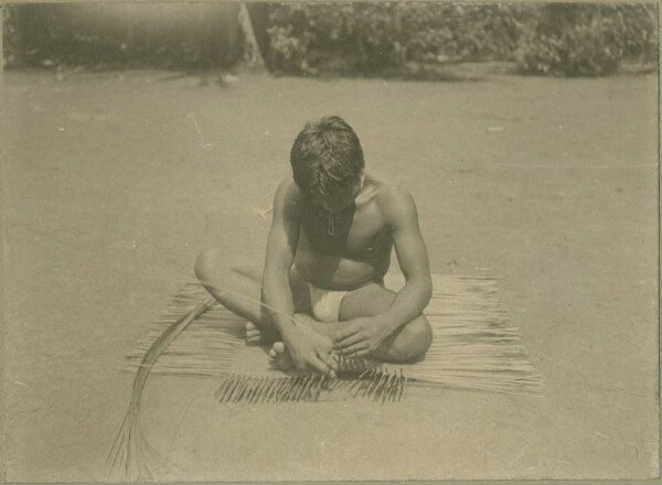 Kobéua weaving baskets