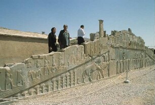Persepolis. Touristen besteigen die Terrasse die zu den Resten des Palastes Darius I. führt