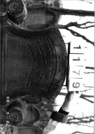 Grabstein 1179 (Index: 99903022) Material: Sandstein Maße HxBxT: 145x83x12 cm Besonderheit: kulturhistorisch wertvoll / künstl.-formale Gründe: Grabstein 1179 (Detailaufnahme)