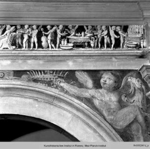 Bankett; Putten mit Großherzogkronen - Ausschmückung des Hofes mit Fresken und Terrakottareliefs