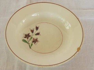 Tiefer Teller mit Blumendekor
