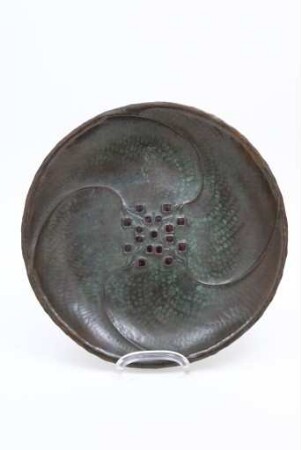 Flache Schale mit floralem Dekor