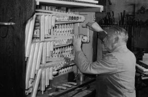 Porträt Conrad Katz' in seiner Werkstatt in der William-Zipperer-Straße beim Motoreinbau in eine Vibrolesta, einem Vibraphon, für die Komische Oper Berlin