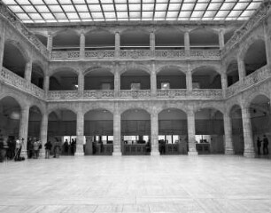 Palacio de los Condestables de Castilla — Innenhof