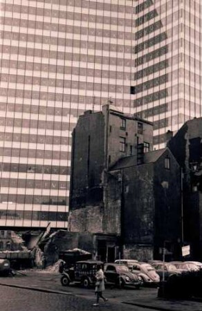 Hamburg: Unilever-Hochhaus mit alten Häusern davor
