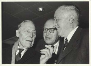 Der Hamburger Fotograf Heinrich Hamann (links) im Gespräch während der Eröffnung einer Fotoausstellung in den siebziger Jahren in Hamburg
