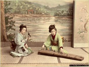 Zwei Japanerinnen die Koto und Shamisen spielen