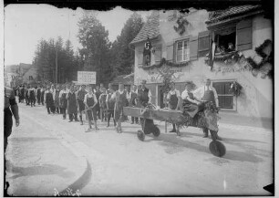 1. Mai-Feier Sigmaringen 1934; Schreinerinnung beim Maiumzug in der Leopoldstraße, Vordergrund Leopoldstraße 18