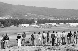 Freiburg: Flugplatz mit Vorführungen; vom Müllberg