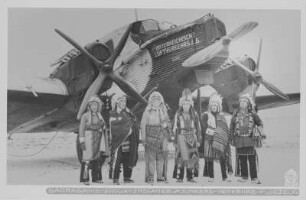 Sioux-Indianer des Zirkus Sarrasani vor einem Verkehrsflugzeug Junkers G-24 der Österreichischen Luftverkehrs-AG : Dresden. Flugplatz Dresden-Heller. Sioux-Indianer des Zirkus Sarrasani vor einem Verkehrsflugzeug Junkers G-24 der Österreichischen Luftverkehrs-AG