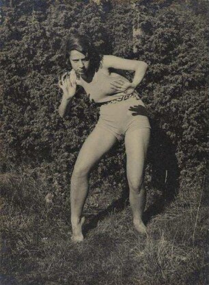 Tanja Jasny, die Schwester der Fotografin, als moderne Ausdruckstänzerin