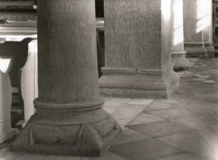 Huy-Dingelstedt. Benediktinerkloster Huysburg. Benediktinerkirche (12. Jahrhundert begonnen). Inneres, Basen von Säulen und Pfeilern zwischen Haupt- und Seitenschiff