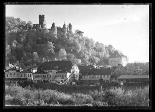 Blick auf Mainhafen und Burg