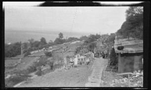 "Romagne-Lager" bei Verdun (=Romagne-sous-les-Côtes, Dep. Meuse, Frankreich): "Knüppelweg" im Lager, daneben abfallendes Terrain