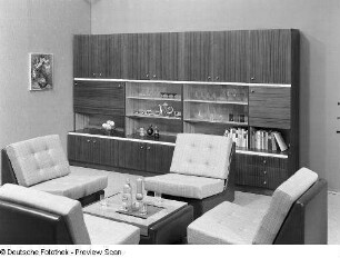 Sitzgruppe : Anbauwand (1972; VEB Wohnraummöbelkombinat Anklam) und Sitzgruppe mit Couchtisch