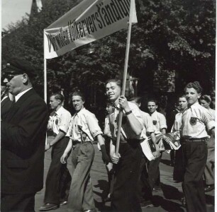 Drei s/w Bilder vom 1. Mai 1953 der Detmolder Gewerkschaftsjugend, Gewerkschaftszug vom Kronenplatz zum Marktplatz 1953