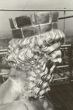 Genius der Stadt : Genius der Stadt (Goldener Rathausmann), Bronze, vergoldet; Höhe 5,35 m. 1908. Detail: Kopf mit Mauerkrone. Dresden-Altstadt, Neues Rathaus