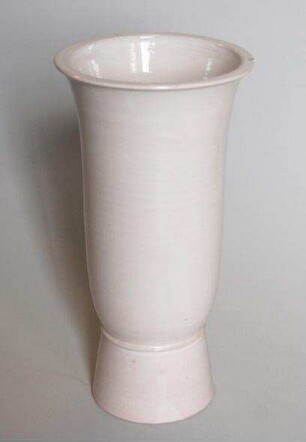 Schlanke, weiße Vase von Theodor Bogler