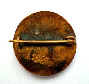 Vereinsabzeichen Gabelsberger Stenographenverein Dresden-Nordwest (mit Broschennadel) : Sammlung Beinhorn. Vereinsabzeichen Gabelsberger Stenographenverein Dresden-Nordwest (mit Broschennadel). Email, Metall; Durchmesser 20,5 mm (um 1900; W. Richter, Dresden-Pieschen). Dresden: SLUB R c 0307