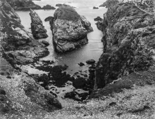 Bucht : Felsformationen in der Bucht von Île les Fougères.