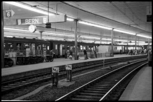 Bern: Bahnsteige und Züge