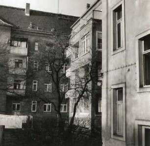 Dresden-Mickten, Rietzstraße 52/54/Bunsenstraße 17/15. Wohnanlage (Wohnungsbaugenossenschaft "Vorwärts" der Konsumgenossenschaft Dresden; 1928). Hofansicht von Osten