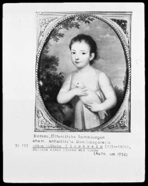 Prinzessin Wilhelmine Luise von Anhalt-Bernburg als Kind mit Taube