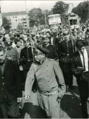 Der "Hauptmann von Köpenick" auf dem Weg zum Rathaus