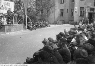 Pirna, Sonnenstein. Heimkehrerlager in Pirna-Sonnenstein, Lager für aus sowjetischer Gefangenschaft zurückkehrende Militärangehörige, Kundgebung mit ihnen, sowjetischen Offizieren und dem sächsischen Ministerpräsidenten Max Seydewitz, 30. April 1948