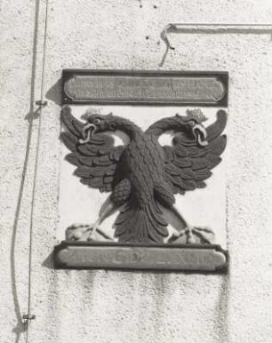 Relieftafel mit schwarzem Doppeladler