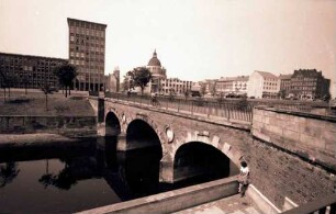 Hannover: Leinebrücke und Hochhaus, von Am Hohen Ufer