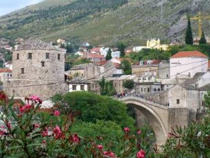 Mostar: Stadtansicht mit Alter Brücke (Stari most)