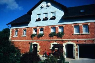 großer Bauernhof, roter Backsteinbau