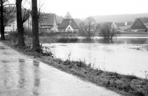 Beckhofen: Hochwasser der Brigach: Vordergrund Landstraße mit Häusern